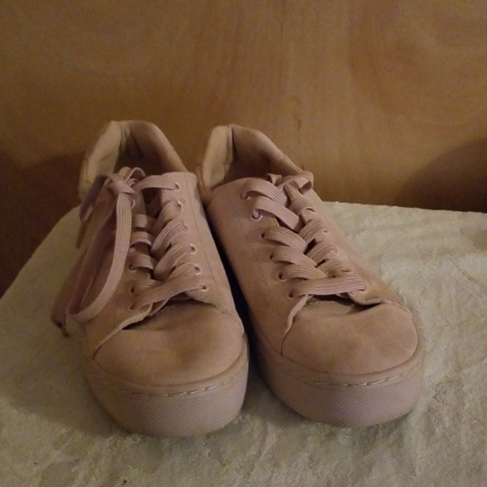 Blush size 40 sneaker